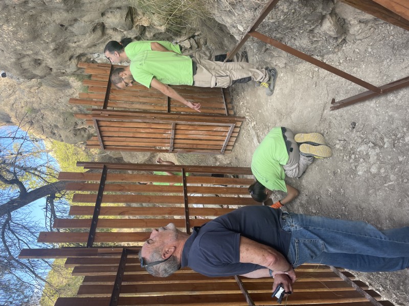 VISITA DEL ALCALDE PARA VER EL ESTADO DE LOS TRABAJOS PMEF GARANTÍA JUVENIL “ACONDICIONAMIENTO Y PUESTA EN VALOR DEL ABRIGO DEL AZUD”.